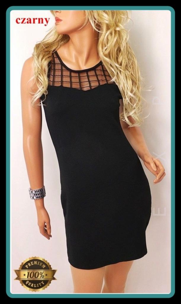 Czarna, dopasowana sukienka z siateczkową górą na manekinie z blond włosami, z bransoletką na ręce. Widoczny napis 'czarny' i logo jakości.