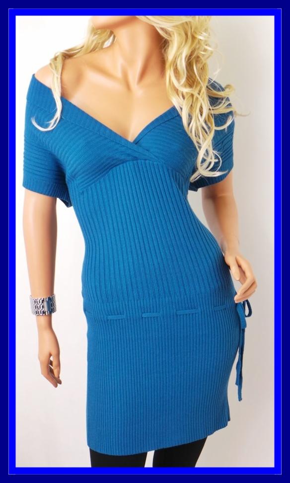 Turkusowa, prążkowana sukienka z dekoltem V na manekinie z blond włosami i srebrną bransoletką. Sukienka z krótkim rękawem i wiązaniem po boku.