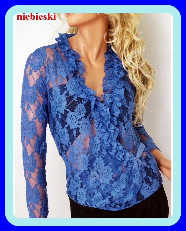 Manekin prezentuje błękitną, koronkową bluzkę z falbanami, z długim rękawem i wiązaniem w pasie. Widoczne blond włosy i fragment czarnej spódnicy.
