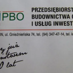 Wizytówka firmy PBO Budownictwa Ogólnego i Usług Inwestycyjnych z Koszalina, z logotypem przedstawiającym schematyczną konstrukcję domu i informacją o 30-letnim doświadczeniu.
