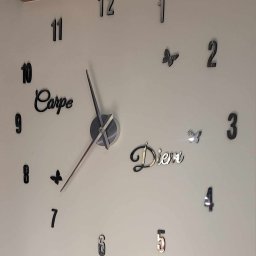 Montaż dekoracji ściennych akurat zegar 