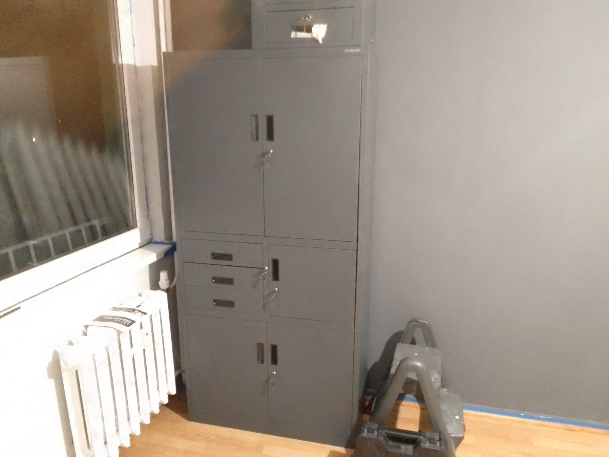 Montaż szafy metalowej na dokumenty