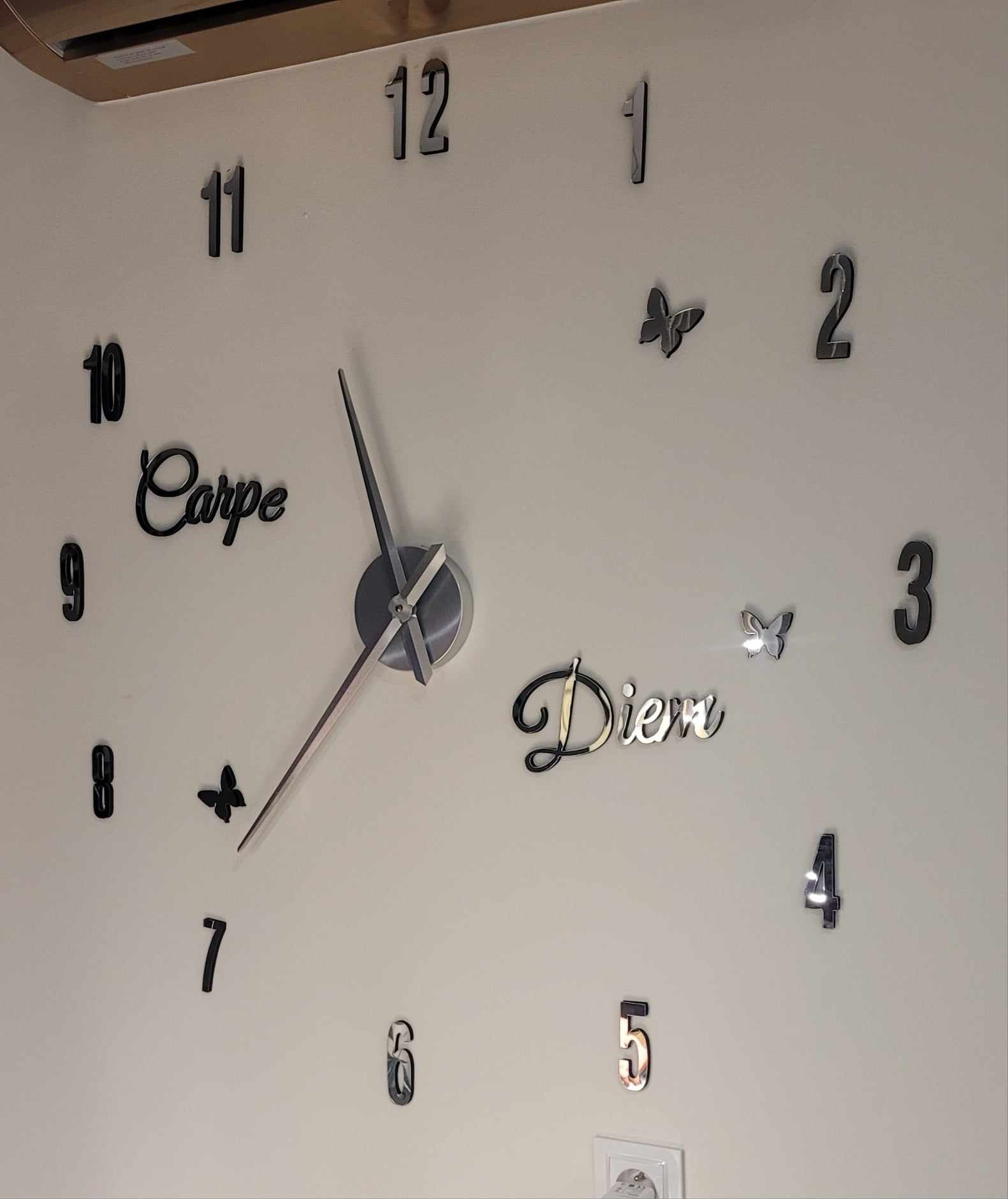 Montaż dekoracji ściennych akurat zegar