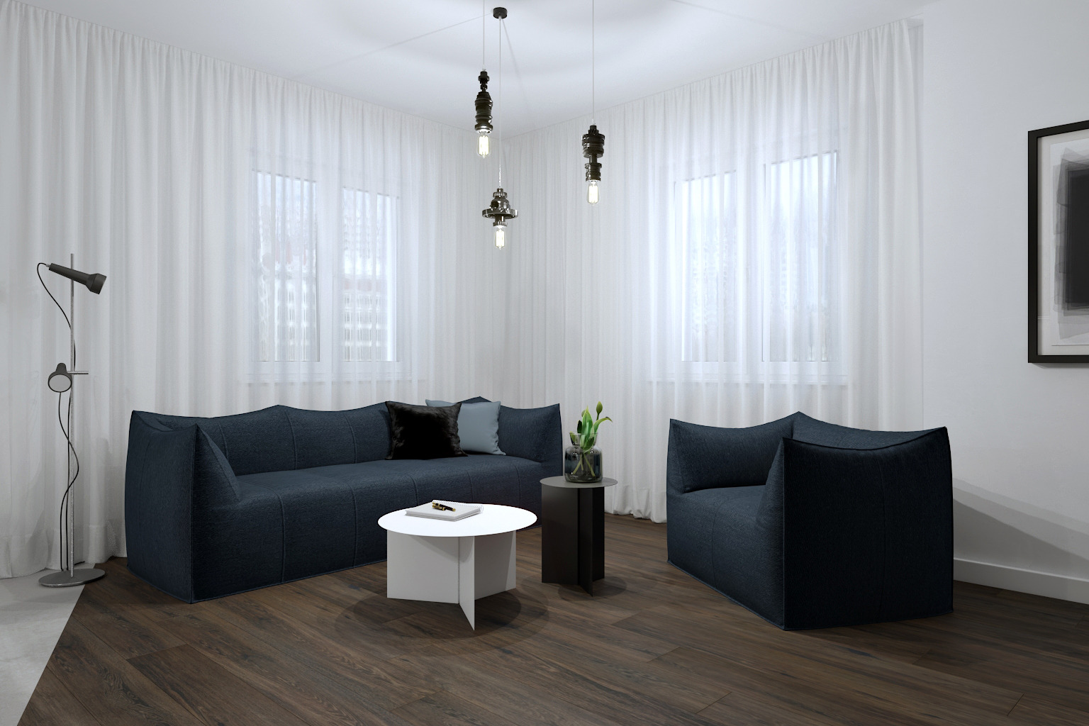 Nowoczesny salon z ciemnoniebieską sofą i fotelem o geometrycznych kształtach, biały stolik kawowy, drewniana podłoga, białe zasłony i designerskie lampy wiszące.