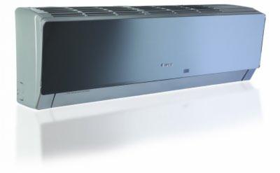 Szary klimatyzator ścienny marki Gree,  widoczny z boku, na białym tle z odbiciem. Model o gładkiej, metalicznej obudowie z subtelnymi detalami.