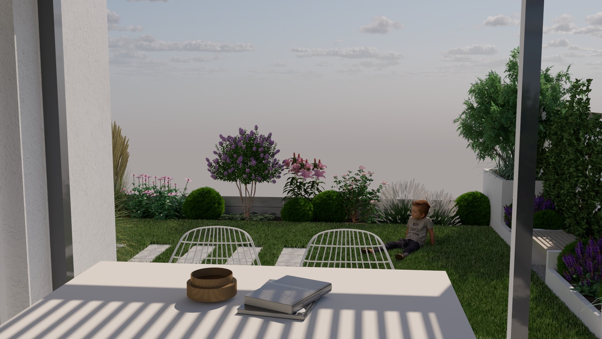 Aranżacja ogrodu z białymi krzesłami, stolikiem i roślinnością. W tle dziecko siedzące na trawie. Widok z zadaszonego tarasu.