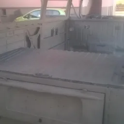 Wnętrze samochodu dostawczego po piaskowaniu, przygotowane do dalszych prac blacharskich i lakierniczych, widoczne ślady korozji i brak elementów wykończeniowych.