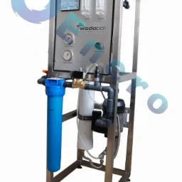System odwróconej osmozy (RO) z niebieskim filtrem wstępnym, dwoma rotametrami i manometrami, zabudowany w stalowej ramie, na białym tle.