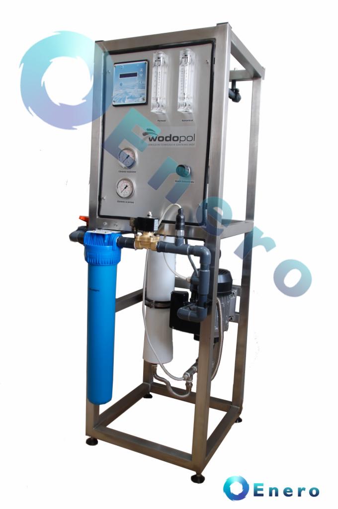 System odwróconej osmozy (RO) z niebieskim filtrem wstępnym, dwoma rotametrami i manometrami, zabudowany w stalowej ramie, na białym tle.