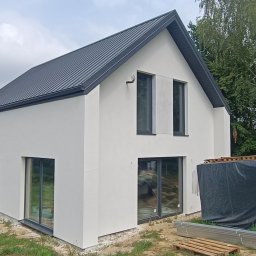Dom w wbudowany w Bochni na zlecenie dla klienta według projektu indywidualnego.  Standard deweloperski, ogrzewanie w oparciu o pompę ciepła.