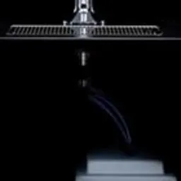 Profesjonalny dystrybutor wody z trzema kranami, podłączony do chłodziarki, na czarnym tle. Element wyposażenia do biura lub firmy.