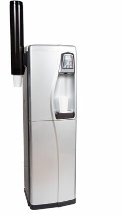 Srebrny dystrybutor wody z czarnym podajnikiem kubków, na białym tle. Widoczny kubek w podajniku i wewnątrz dystrybutora.