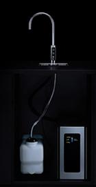 Dystrybutor wody: srebrna bateria z wężykiem do zbiornika i elektroniczny panel na czarnej szafce, minimalistyczny design, oświetlenie LED.