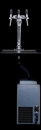 Profesjonalny dystrybutor wody z trzema kranami, podłączony do chłodziarki, na czarnym tle. Element wyposażenia do biura lub firmy.