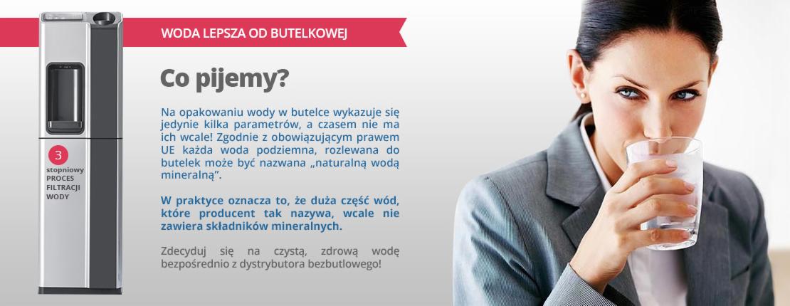 Dystrybutor wody filtrującej, kobieta pije wodę ze szklanki. Reklama o czystej wodzie z dystrybutora, alternatywa dla wody butelkowanej.