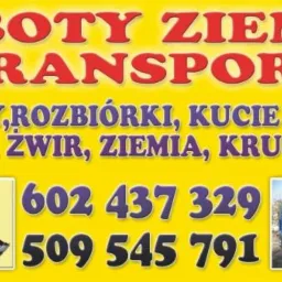 Żółte tło reklamowe z napisami ROBOTY ZIEMNE TRANSPORT, WYKOPY, ROZBIÓRKI, KUCIE BETONU, PIACH, ŻWIR, ZIEMIA, KRUSZYWA oraz numery telefonów, a także zdjęcia koparko-ładowarki i wywrotki.