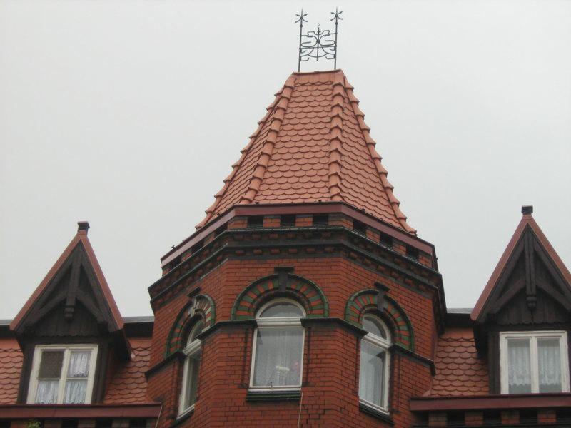 Piłsudskiego 64 (dachwka karpiówka Creaton)