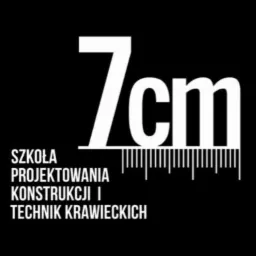 Graficzne logo '7cm Szkoła Projektowania Konstrukcji i Technik Krawieckich' na czarnym tle, z elementem miarki krawieckiej.