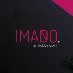 Logo 'IMADO. studio kreatywne' w odcieniach różu na ciemnoszarym tle, z rośliną w prawym dolnym rogu i elementami dekoracyjnymi w tle.
