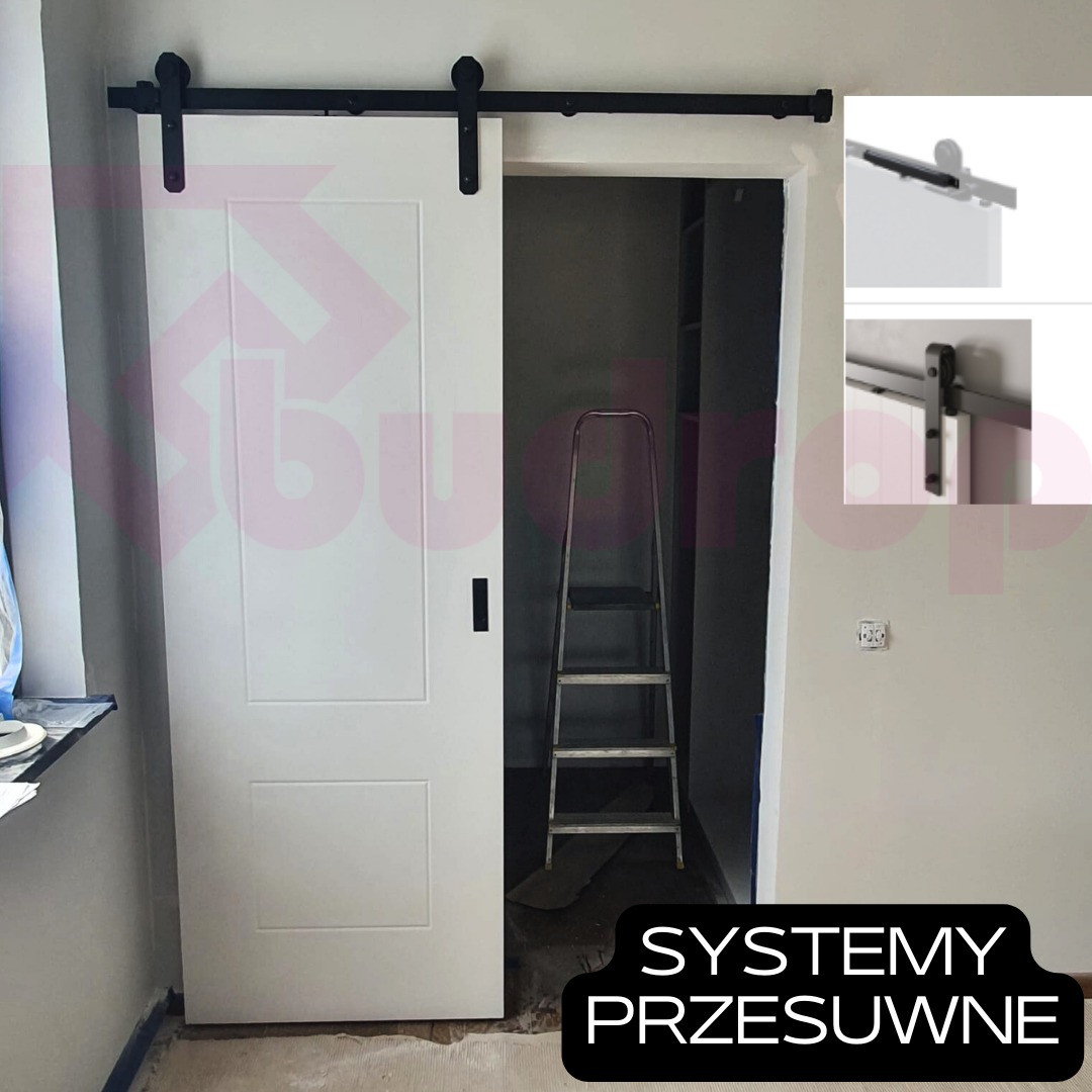 Białe drzwi przesuwne w stylu stodoły z czarnym systemem prowadnic, widoczna drabina w przejściu, w tle schemat montażu systemu.