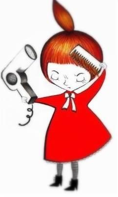 Ilustracja: dziewczynka w czerwonej sukience czesze i suszy włosy, trzymając suszarkę w jednej ręce i grzebień w drugiej. Ujęcie z przodu, stylizowane.