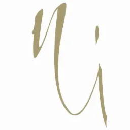 Elegancki, złoty monogram z kaligraficzną literą 'U' na białym tle. Minimalistyczny design, idealny do identyfikacji wizualnej marki.