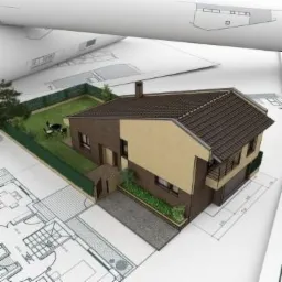 Wizualizacja 3D dwukondygnacyjnego domu z brązowym dachem i elewacją w odcieniach beżu i brązu, otoczonego zielonym trawnikiem i ogrodzeniem, umieszczona na planach architektonicznych z detalami...