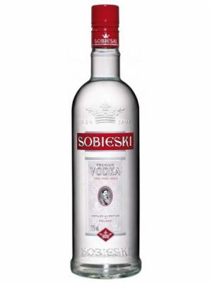 Butelka wódki Sobieski z czerwoną zakrętką, prezentowana na białym tle. Etykieta z herbem i napisem 'Sobieski'.