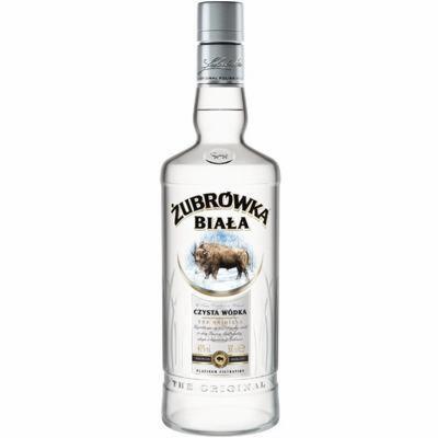Butelka wódki Żubrówka Biała z wizerunkiem żubra na etykiecie, srebrna zakrętka, oświetlenie studyjne, przezroczyste szkło.