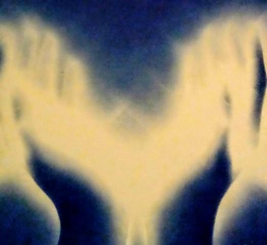 Abstrakcyjna wizualizacja układu kostnego miednicy w odcieniach błękitu i złamanej bieli, przypominająca prześwietlenie rentgenowskie z efektem rozmycia.