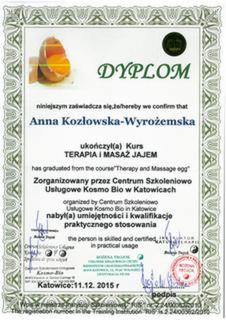 Skan dyplomu ukończenia kursu 'Terapia i Masaż Jajem' wydanego przez Centrum Szkoleniowo Usługowe Kosmo Bio w Katowicach, datowany na 11.12.2015, z ilustracją przekrojonego jajka.