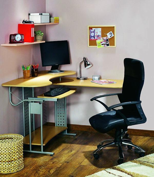 Kącik biurowy z jasnym biurkiem narożnym, ergonomicznym krzesłem i półkami z dekoracjami, oświetlony lampką biurkową.