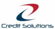Logo firmy Credit Solutions z dynamicznym, abstrakcyjnym symbolem w kolorach czerwonym i niebieskim nad nazwą, na białym tle.