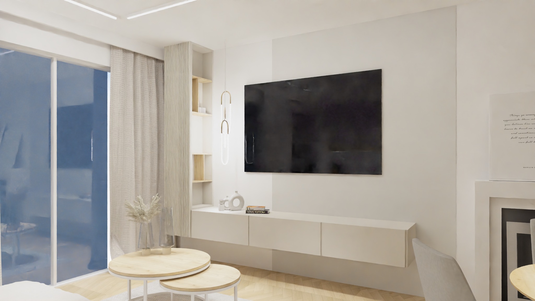 Jasne wnętrze salonu w minimalistycznym stylu z drewnianą podłogą w jodełkę, beżowymi zasłonami, ścianą TV z wiszącą szafką RTV, czarnym telewizorem i dekoracjami, uzupełnione okrągłymi stolikami...