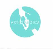Logo firmy Artis Medica przedstawiające stylizowany profil twarzy kobiety wkomponowany w jasnoturkusowy okrąg.