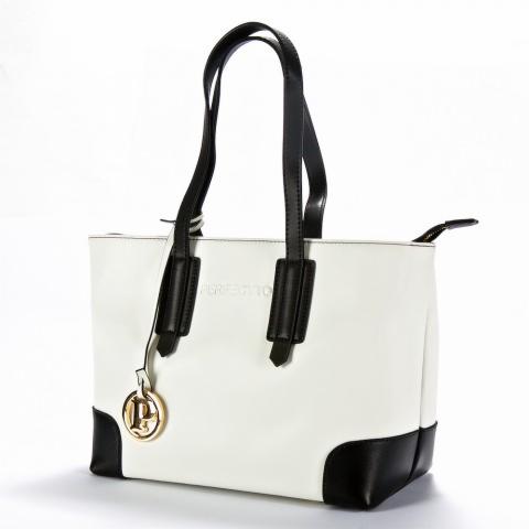 Elegancka, biało-czarna torebka damska z logo 'P' na złotym medalionie, z czarnymi uchwytami i wykończeniami. Idealna na prezent dla stylowej kobiety.