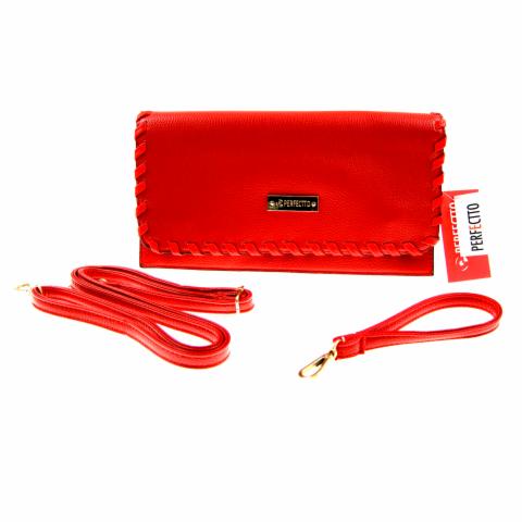 Czerwona, skórzana kopertówka z plecionym brzegiem, paskiem na ramię i uchwytem, prezentowana na białym tle. Widoczna metka producenta.