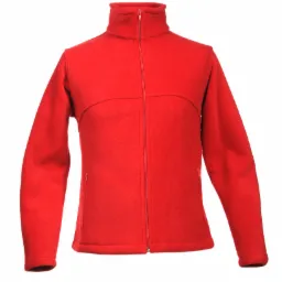 Czerwona polarowa bluza z zamkiem błyskawicznym i kieszeniami bocznymi, prezentowana na manekinie na białym tle.