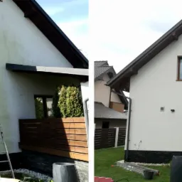 Porównanie elewacji domu przed i po czyszczeniu, widoczne różnice w kolorze i czystości, drabina oparta o ścianę, pracownik z myjką ciśnieniową w pomarańczowej koszulce.