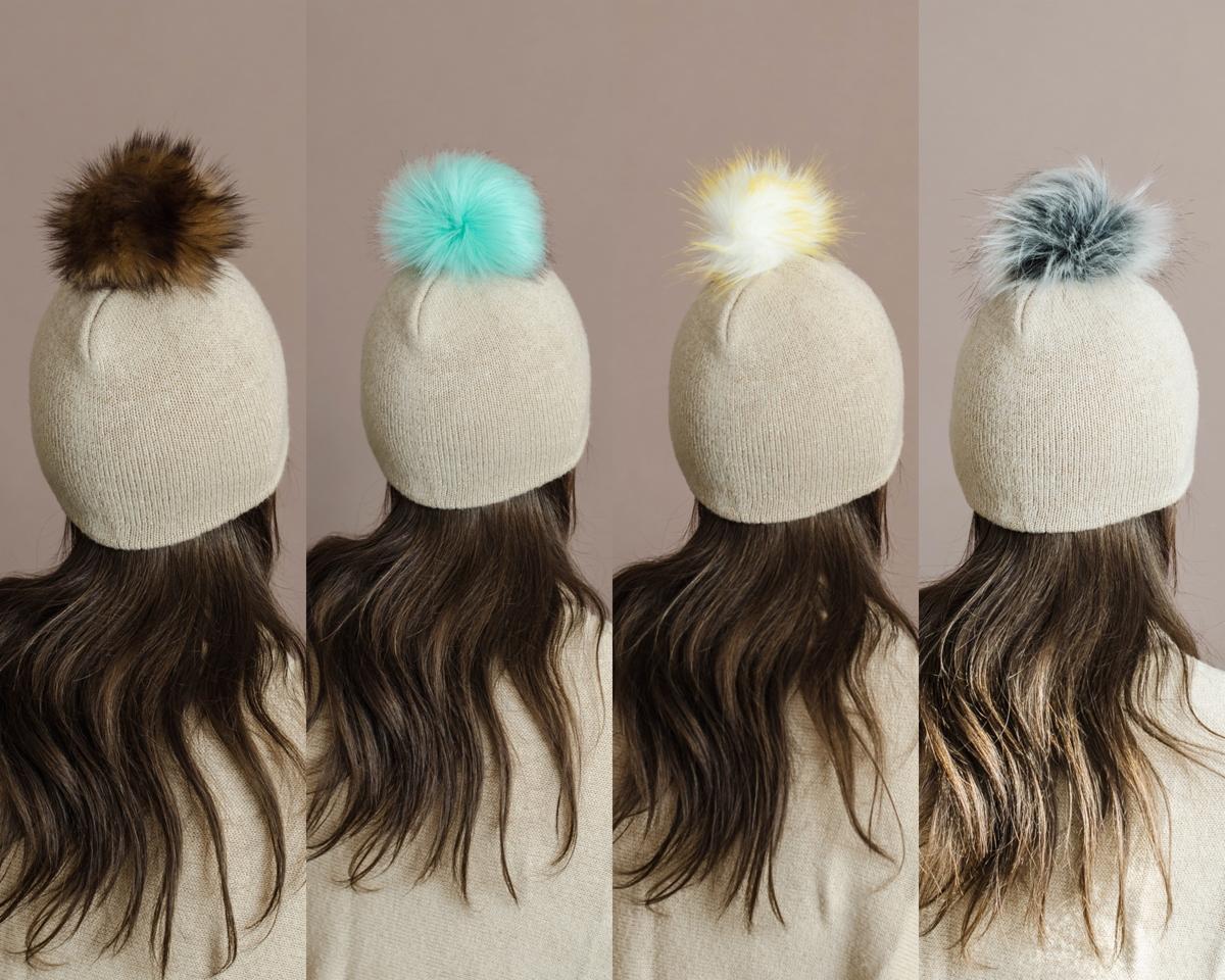 Prezentacja czterech wełnianych czapek z pomponami w różnych kolorach (brązowy, turkusowy, żółty, szary) na modelkach z długimi włosami, widok z tyłu, oferta z Łodzi.