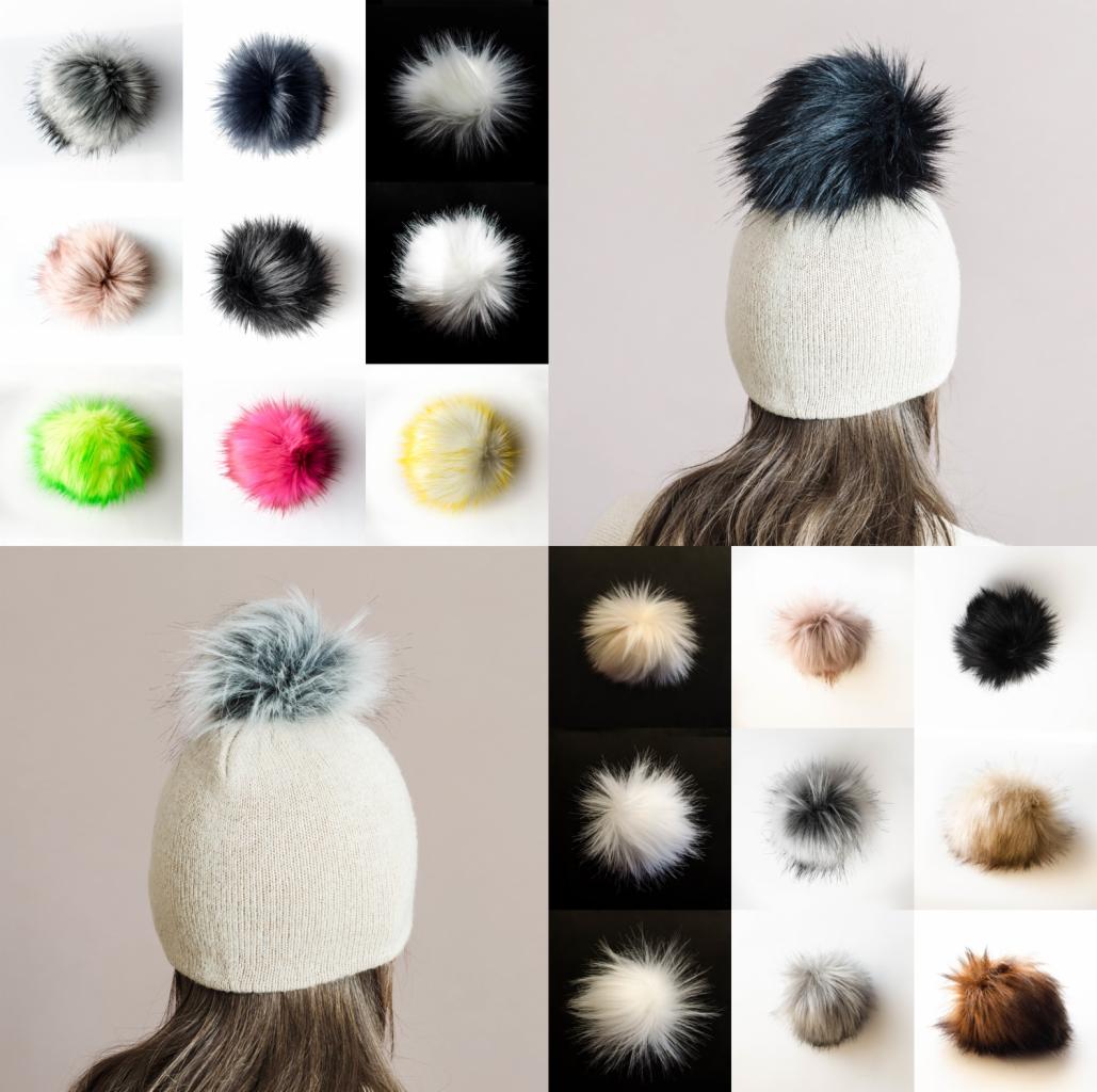 Kolaż prezentujący czapki z dzianiny z różnymi kolorami pomponów z futra syntetycznego, widok z tyłu, różne kolory pomponów pokazane osobno.