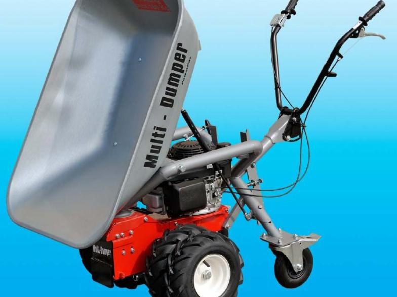 Multi-Dumper: wywrotka spalinowa z podniesioną skrzynią ładunkową, czerwona podstawa, czarne opony, szara rama i skrzynia, na niebieskim tle.