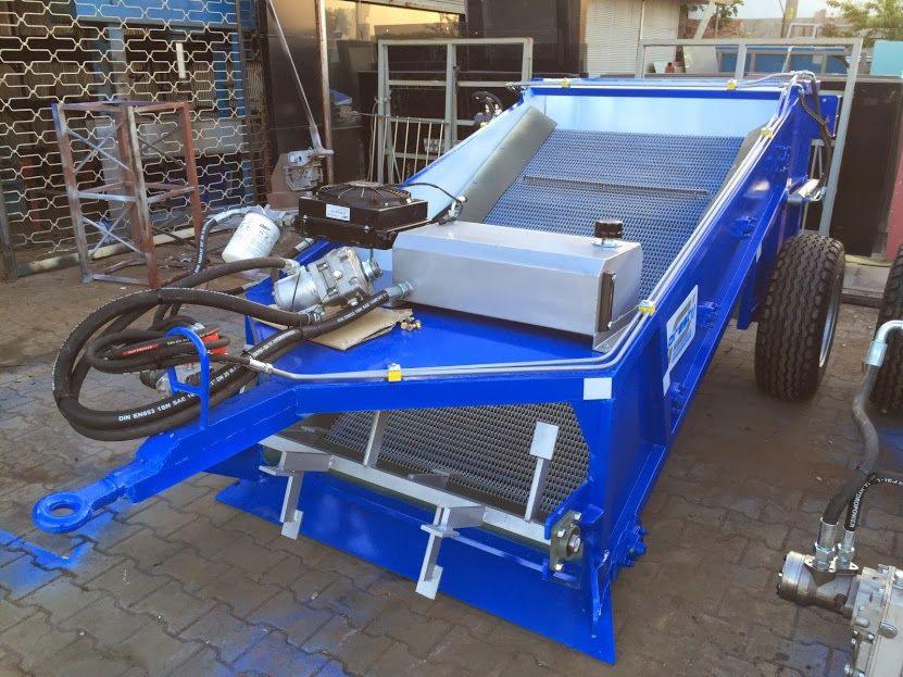 Niebieska przesiewarka mobilna na kołach, widok z przodu. Hydraulika i osprzęt. Sprzęt budowlany z Warszawy.