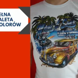 Mężczyzna w białej koszulce z nadrukiem: rekin z pistoletem, palma, auto w stylu retro z płomieniami i deską surfingową na dachu oraz napis Maui & Sons Customs.