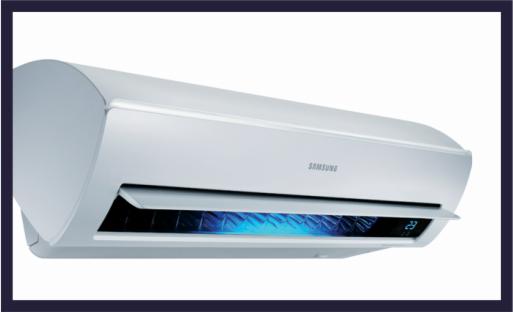 Biała, naścienna jednostka klimatyzacji Samsung z otwartym panelem, przez który widać niebieskie podświetlenie. Widoczny wyświetlacz temperatury.