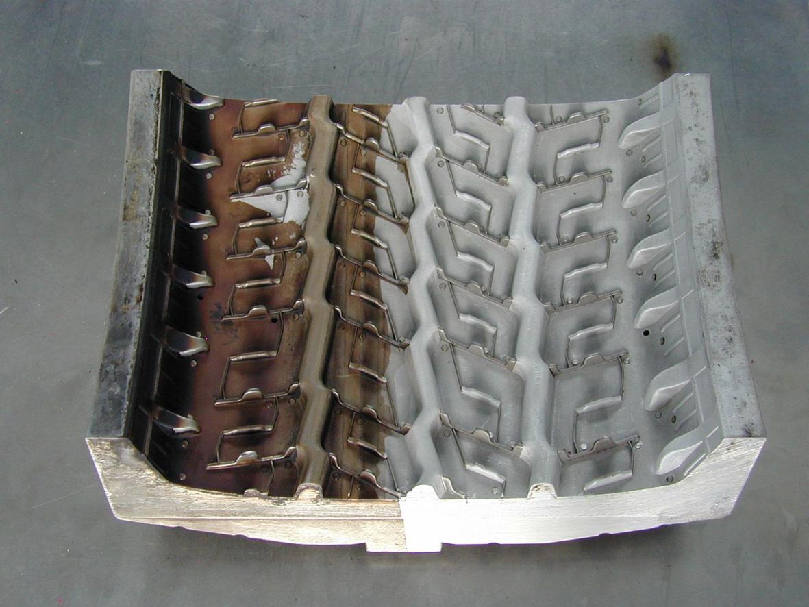 Metalowa forma odlewnicza, podzielona na trzy sekcje: brudna/zaolejona, częściowo oczyszczona i całkowicie czysta, ukazująca efekt procesu czyszczenia przemysłowego.