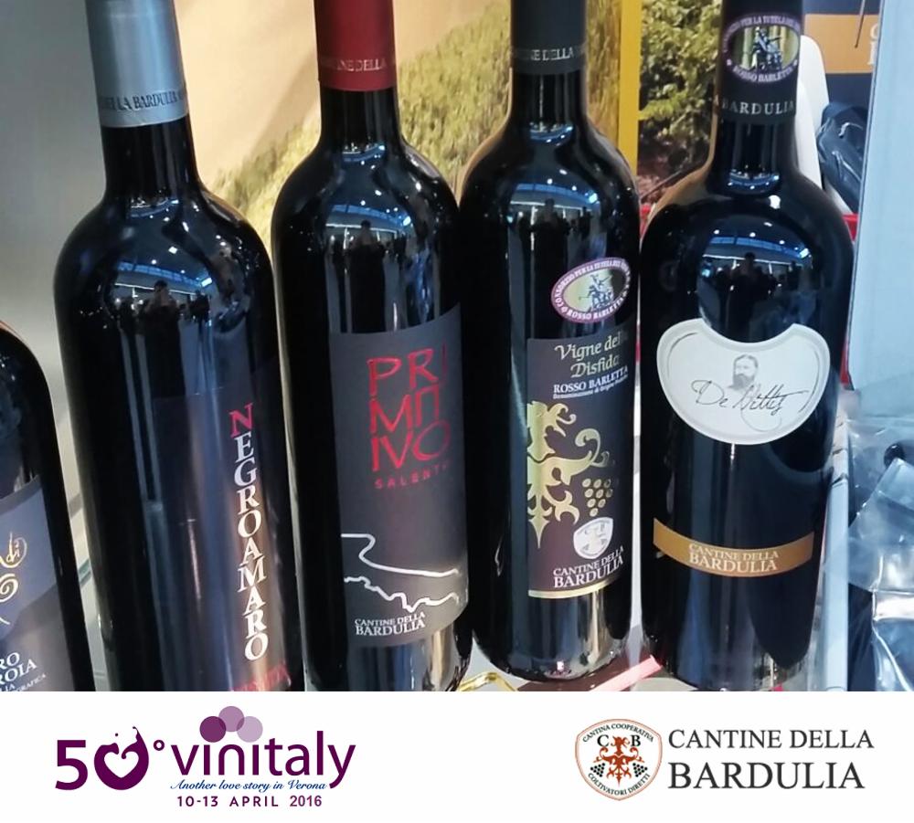 Różne butelki czerwonego wina od Cantine Della Bardulia z Barletta, w tym Negramaro i Primitivo, ustawione obok siebie z widocznymi etykietami.