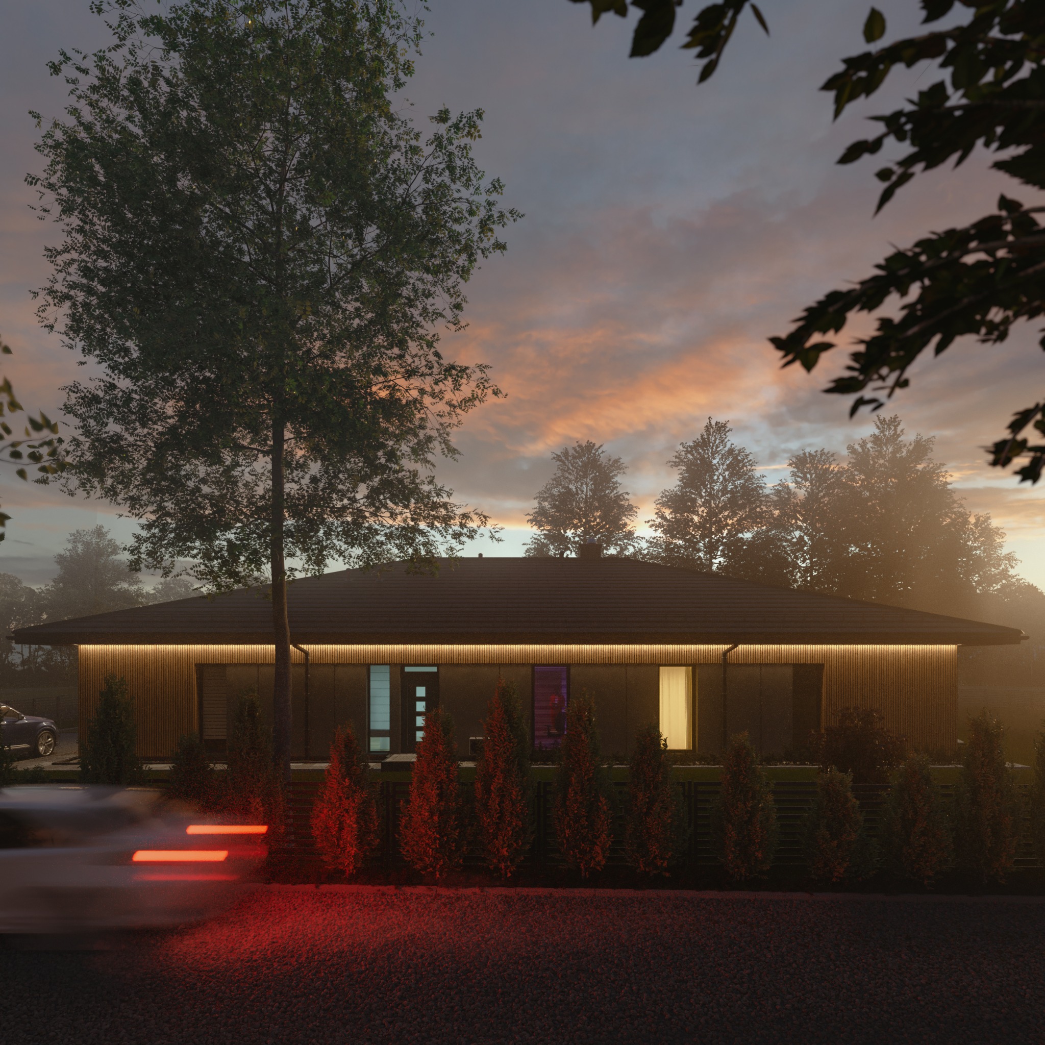 Nowoczesny dom parterowy z płaskim dachem oświetlony ciepłym światłem zmierzchu, otoczony zielenią i niskimi tujami. Rozmyte światła przejeżdżającego auta.