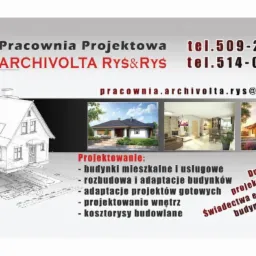 Projekt domu w formie szkicu 3D nałożony na plan architektoniczny z czerwonym ołówkiem, obok wizualizacje gotowych domów i wnętrz oraz dane kontaktowe pracowni projektowej.