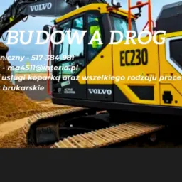 Żółto-czarna koparka Volvo EC230 z pełną łyżką ziemi, w tle budynek. Na zdjęciu widoczne napisy reklamowe i kontaktowe.